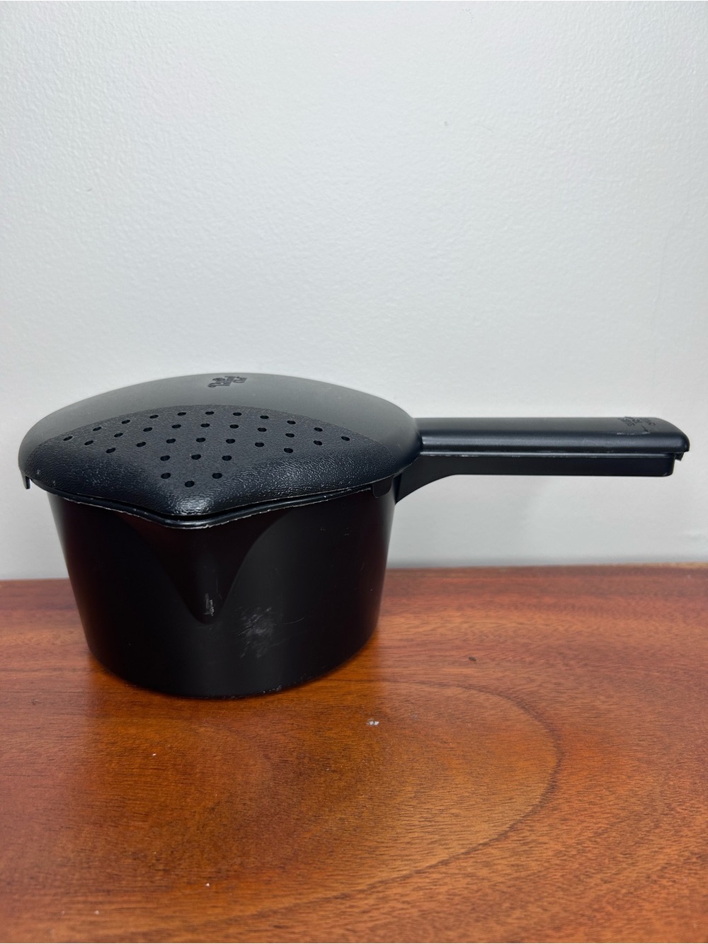 Pampered Chef Small Micro Cooker Bowl with Strainer Lid Black